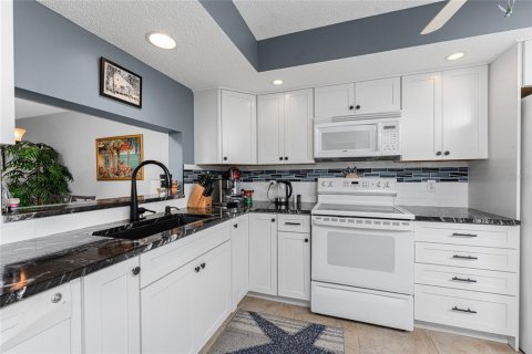 Condo in Englewood, Florida, 2 bedrooms  № 2216905 - photo 9
