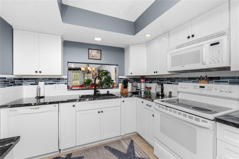 Condo in Englewood, Florida, 2 bedrooms  № 2216905 - photo 12
