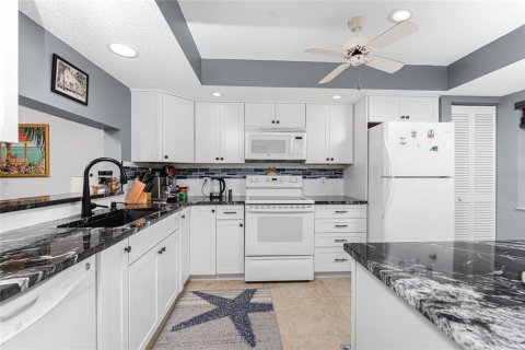 Condo in Englewood, Florida, 2 bedrooms  № 2216905 - photo 8