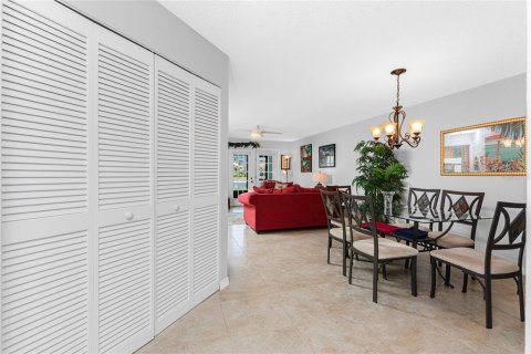 Condo in Englewood, Florida, 2 bedrooms  № 2216905 - photo 13