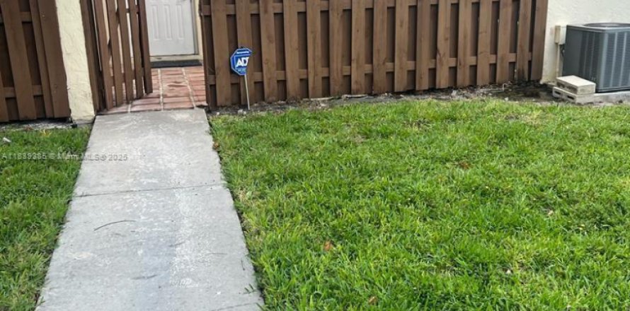 Кондоминиум с 1 спальней в Уэст-Палм-Бич, Флорида № 1943199