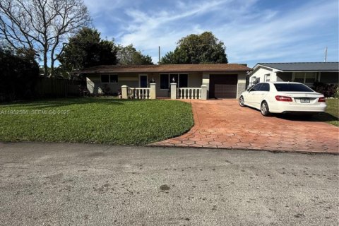 Снять в аренду виллу или дом в Мирамар, Флорида 3 спальни, 139.45м2, № 1991003 - фото 1