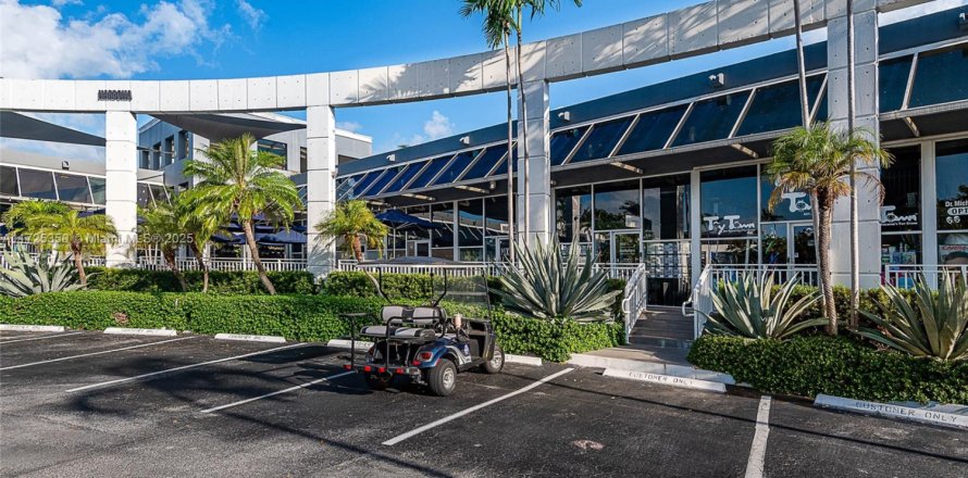 Commercial property in Key Biscayne, Florida № 1710296