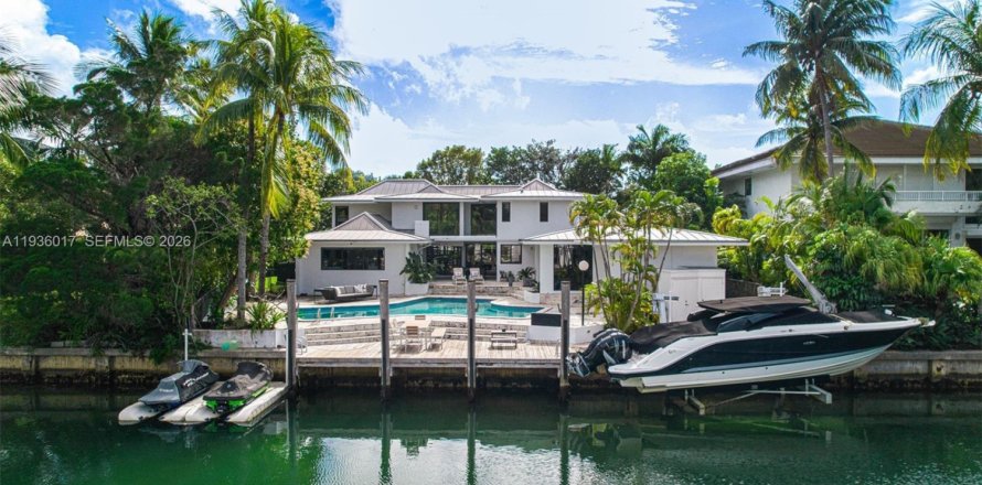 House in Key Biscayne, Florida 5 bedrooms, 457.45 sq.m. № 2152558