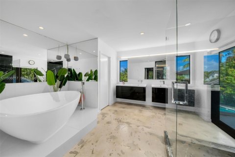 House in Key Biscayne, Florida 5 bedrooms, 457.45 sq.m. № 2152558 - photo 23