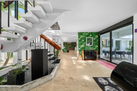 House in Key Biscayne, Florida 5 bedrooms, 457.45 sq.m. № 2152558 - photo 17