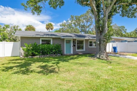 House in Saint Petersburg, Florida 3 bedrooms, 108.14 sq.m. № 2303233