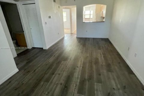 Снять в аренду кондоминиум в Катлер-Бей, Флорида 2 спальни, № 1941061 - фото 2