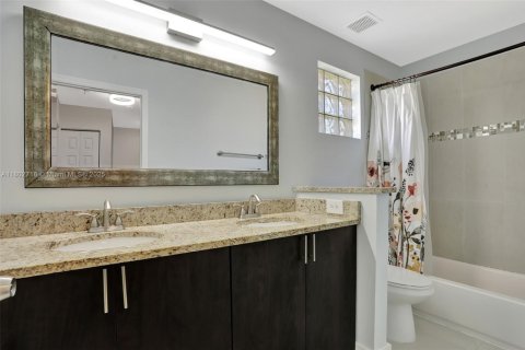 House in Margate, Florida 4 bedrooms, 196.3 sq.m. № 1741434 - photo 25