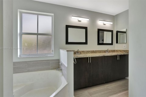 House in Margate, Florida 4 bedrooms, 196.3 sq.m. № 1741434 - photo 22