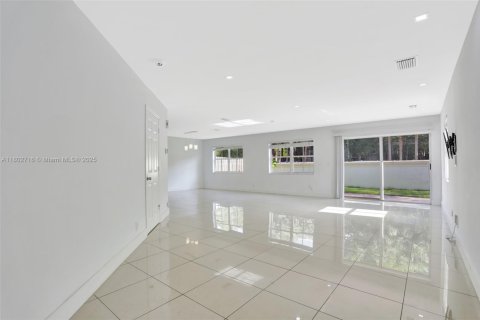 House in Margate, Florida 4 bedrooms, 196.3 sq.m. № 1741434 - photo 6