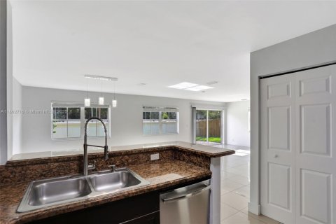 House in Margate, Florida 4 bedrooms, 196.3 sq.m. № 1741434 - photo 13