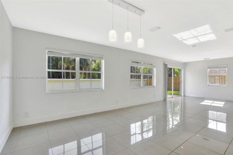 House in Margate, Florida 4 bedrooms, 196.3 sq.m. № 1741434 - photo 9