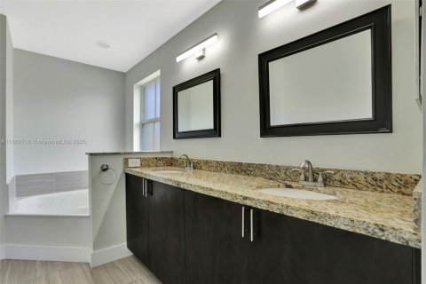 House in Margate, Florida 4 bedrooms, 196.3 sq.m. № 1741434 - photo 20