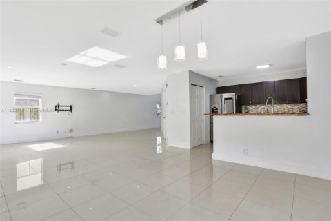 House in Margate, Florida 4 bedrooms, 196.3 sq.m. № 1741434 - photo 8