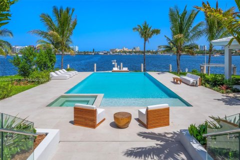 House in Hollywood, Florida 5 bedrooms, 448.81 sq.m. № 2189534 - photo 16
