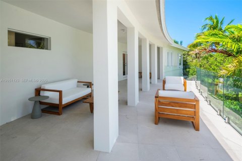 House in Hollywood, Florida 5 bedrooms, 448.81 sq.m. № 2189534 - photo 30