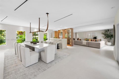 House in Hollywood, Florida 5 bedrooms, 448.81 sq.m. № 2189534 - photo 8