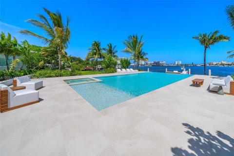 House in Hollywood, Florida 5 bedrooms, 448.81 sq.m. № 2189534 - photo 25