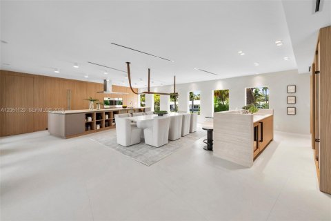 House in Hollywood, Florida 5 bedrooms, 448.81 sq.m. № 2189534 - photo 5