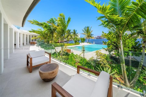 House in Hollywood, Florida 5 bedrooms, 448.81 sq.m. № 2189534 - photo 19