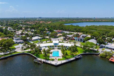 House in Hollywood, Florida 5 bedrooms, 448.81 sq.m. № 2189534