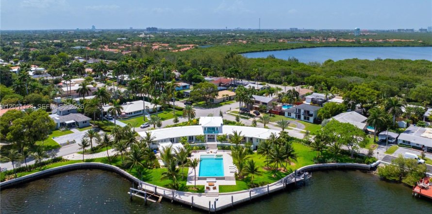 House in Hollywood, Florida 5 bedrooms, 448.81 sq.m. № 2189534