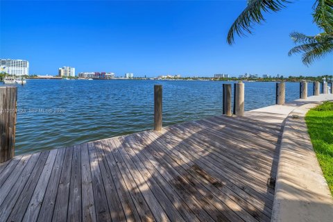 House in Hollywood, Florida 5 bedrooms, 448.81 sq.m. № 2189534 - photo 26