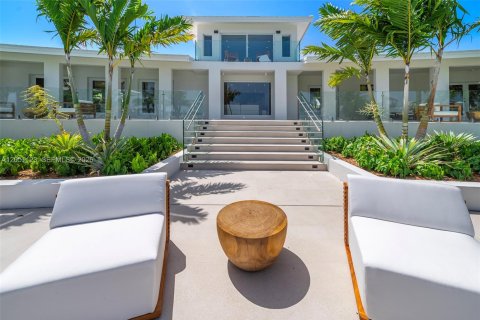 House in Hollywood, Florida 5 bedrooms, 448.81 sq.m. № 2189534 - photo 24