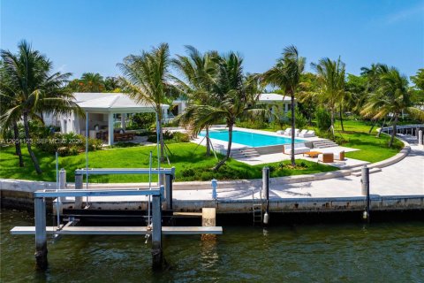 House in Hollywood, Florida 5 bedrooms, 448.81 sq.m. № 2189534 - photo 21