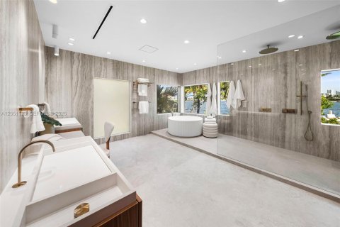 House in Hollywood, Florida 5 bedrooms, 448.81 sq.m. № 2189534 - photo 11