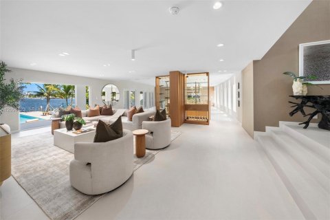 House in Hollywood, Florida 5 bedrooms, 448.81 sq.m. № 2189534 - photo 4