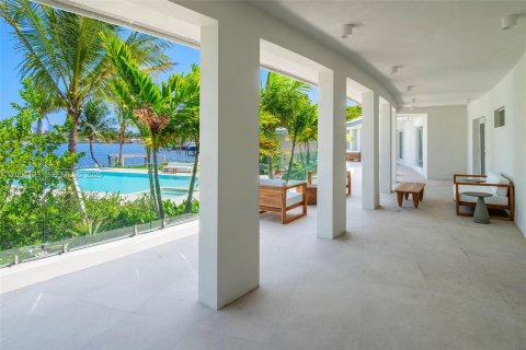 House in Hollywood, Florida 5 bedrooms, 448.81 sq.m. № 2189534 - photo 20