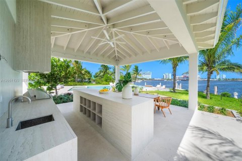 House in Hollywood, Florida 5 bedrooms, 448.81 sq.m. № 2189534 - photo 27