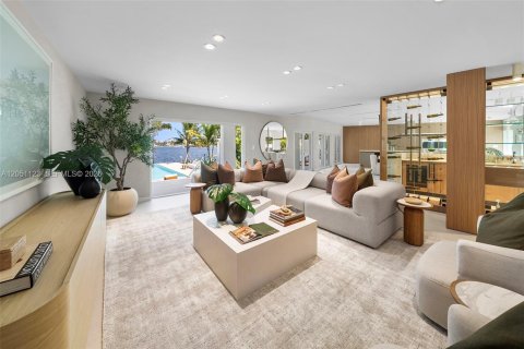 House in Hollywood, Florida 5 bedrooms, 448.81 sq.m. № 2189534 - photo 9