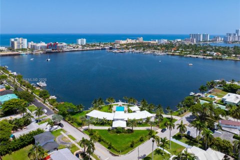 House in Hollywood, Florida 5 bedrooms, 448.81 sq.m. № 2189534 - photo 2