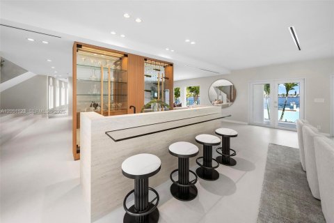 House in Hollywood, Florida 5 bedrooms, 448.81 sq.m. № 2189534 - photo 7