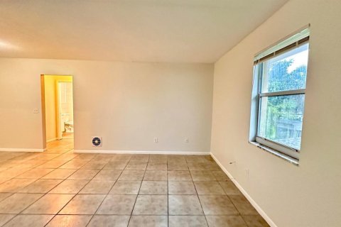 Снять в аренду квартиру в Лейк-Уорт, Флорида 1 спальня, 78.97м2, № 1226845 - фото 1