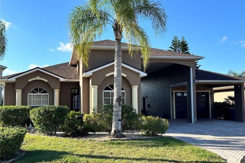 House in Polk City, Florida 3 bedrooms, 145.76 sq.m. № 1565014 - photo 2