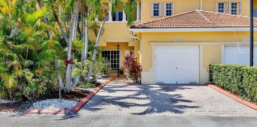 Townhouse in Miami, Florida 3 bedrooms, 160.35 sq.m. № 1989673