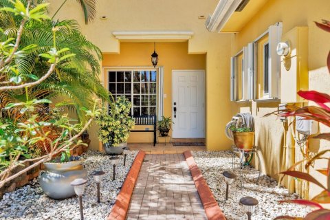 Townhouse in Miami, Florida 3 bedrooms, 160.35 sq.m. № 1989673 - photo 2