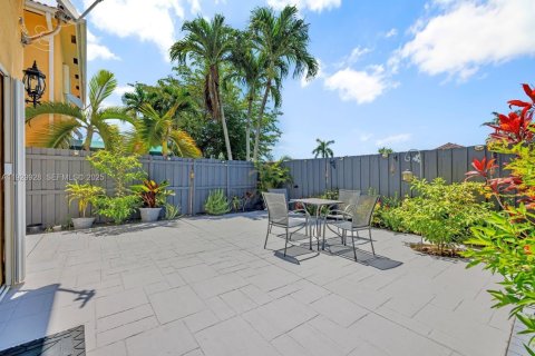 Townhouse in Miami, Florida 3 bedrooms, 160.35 sq.m. № 1989673 - photo 25