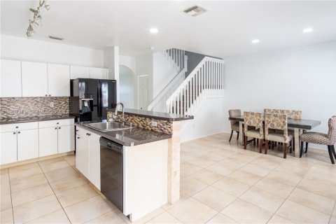 Touwnhouse à louer à Homestead, Floride: 4 chambres, 171.5 m2 № 2045393 - photo 4