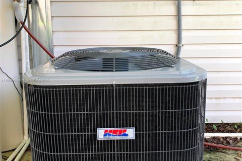 House in DeLand, Florida 3 bedrooms, 136.75 sq.m. № 1977606 - photo 5