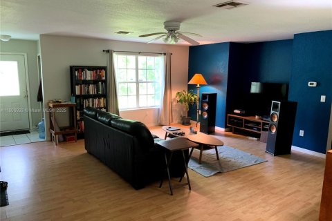 House in DeLand, Florida 3 bedrooms, 136.75 sq.m. № 1977606 - photo 11