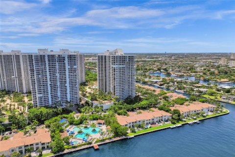 Condo in Aventura, Florida, 3 bedrooms № 1989276 - photo 4
