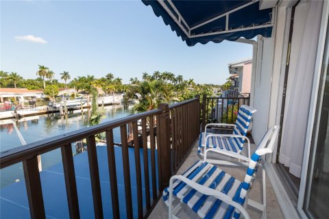 Townhouse in North Miami, Florida 2 bedrooms, 134.15 sq.m. № 1889950 - photo 11