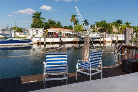 Townhouse in North Miami, Florida 2 bedrooms, 134.15 sq.m. № 1889950 - photo 3