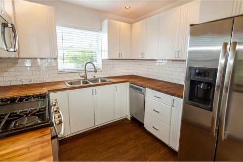 Townhouse in North Miami, Florida 2 bedrooms, 134.15 sq.m. № 1889950 - photo 6