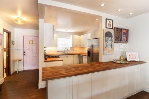 Townhouse in North Miami, Florida 2 bedrooms, 134.15 sq.m. № 1889950 - photo 7